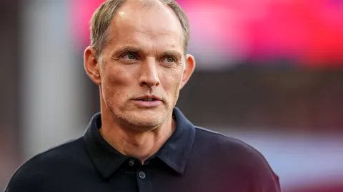 越野滑雪冲刺揭秘：人民日报‘雪上马拉松’中的‘躺平’现象解析